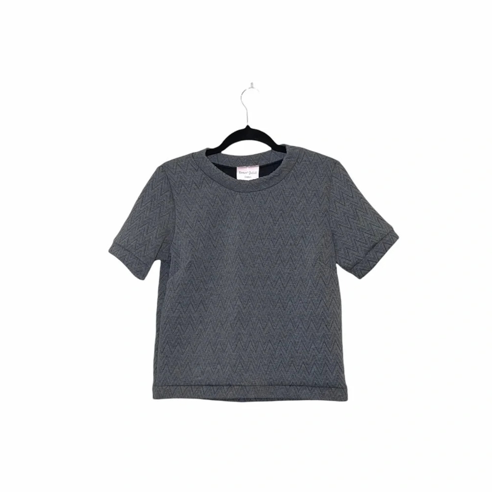 Romeo & Juliet NWT Gray Stitched Chevron Short Sleeve Sweatshirt Medium Women’s